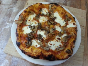 wood oven pizza with sunchokes/mushrooms/thyme/freshmozz